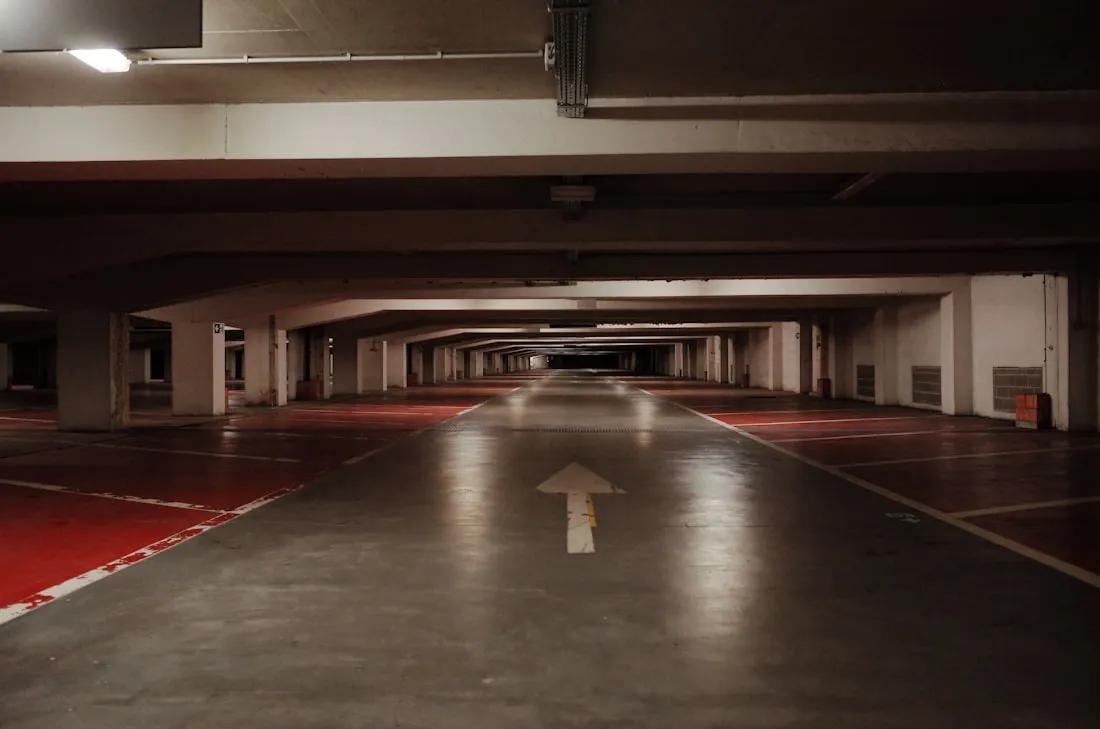 Posadzka żywiczna na parkingu wielopoziomowym z oznaczeniami poziomymi